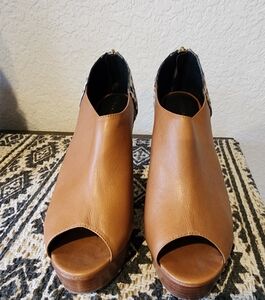 Women's wedged peep toe